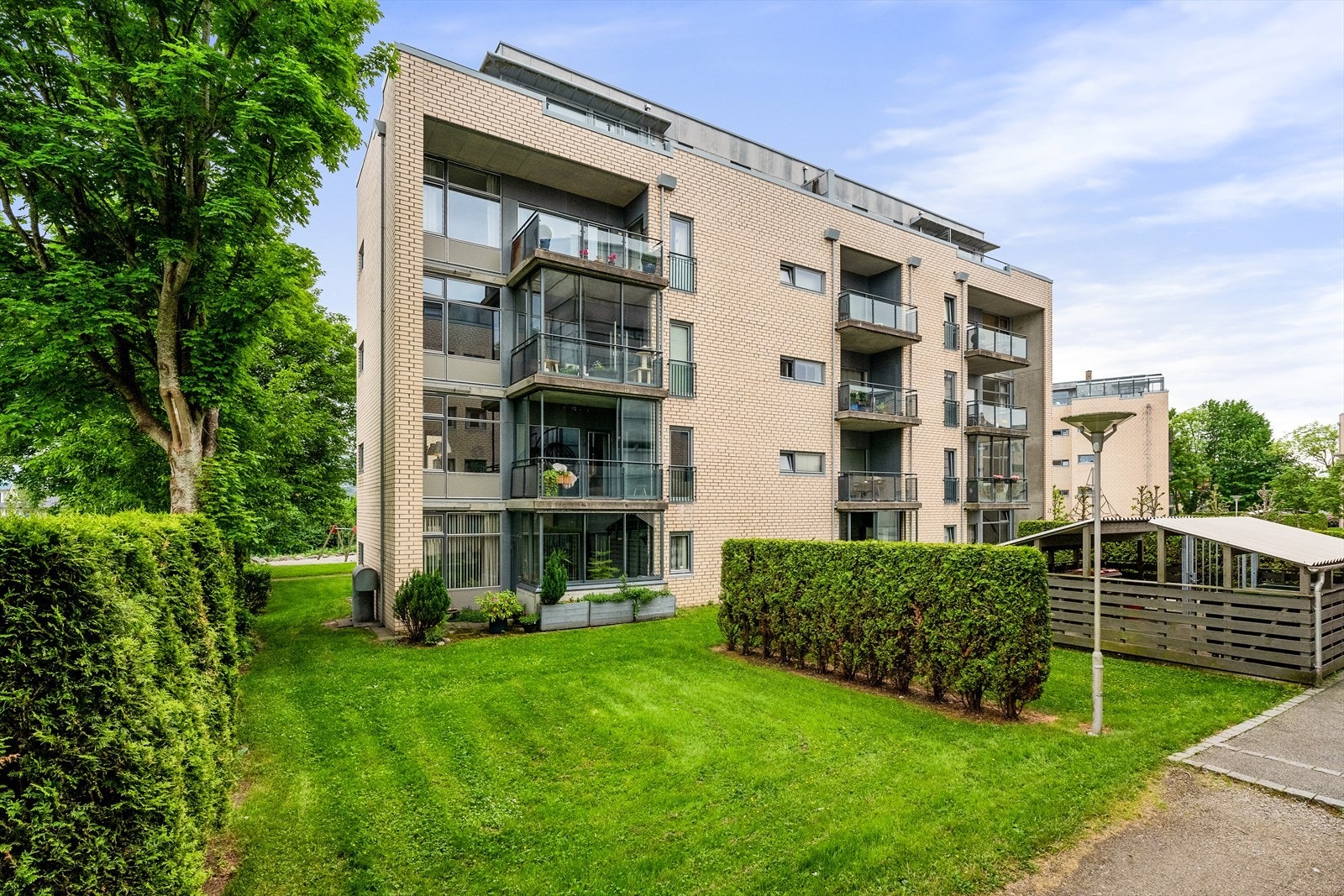 Pen og moderne 4-roms leilighet i 2. etasje. Innglasset balkong. Heis og parkering i lukket anlegg. . Galleribilde