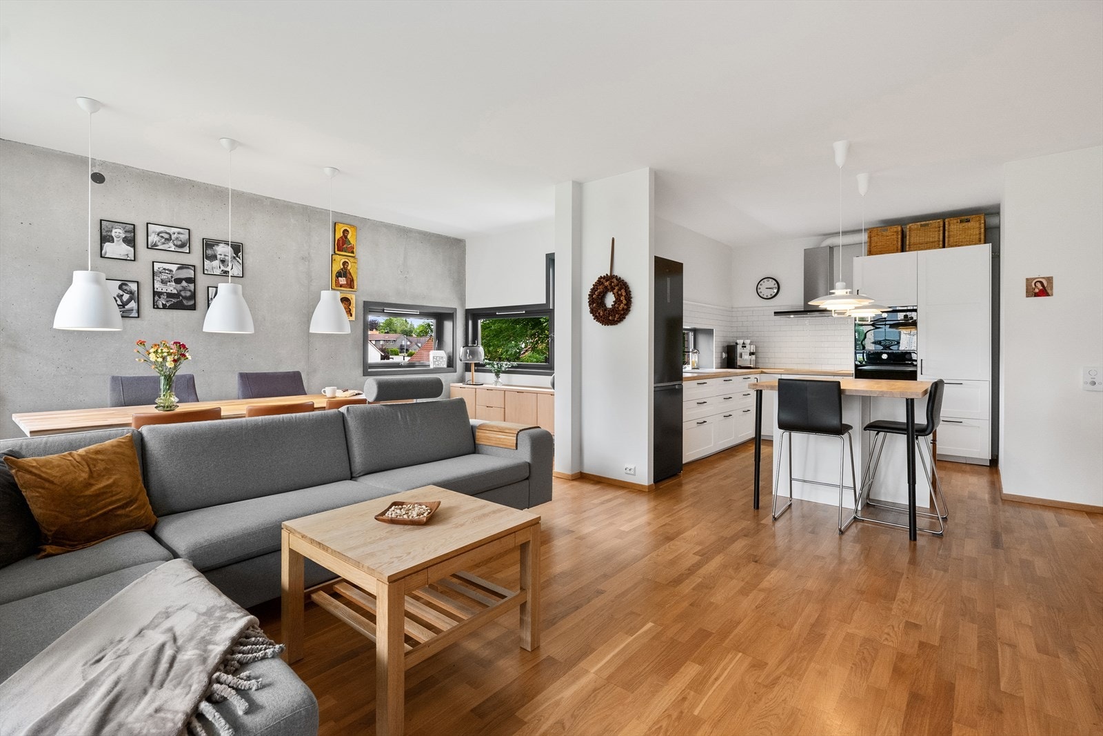 Stue med åpen lkjøkkenløsning Galleribilde