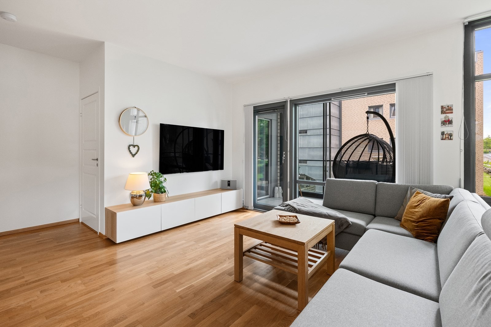 Stue med åpen løsning til balkongen Galleribilde