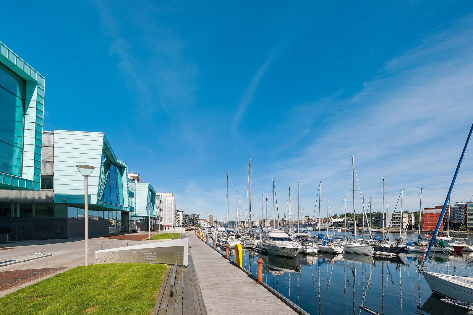 - Meget kort vei til nydelig havnepromenade, utdanningsinstitusjoner, butikker m.m. - Galleribilde