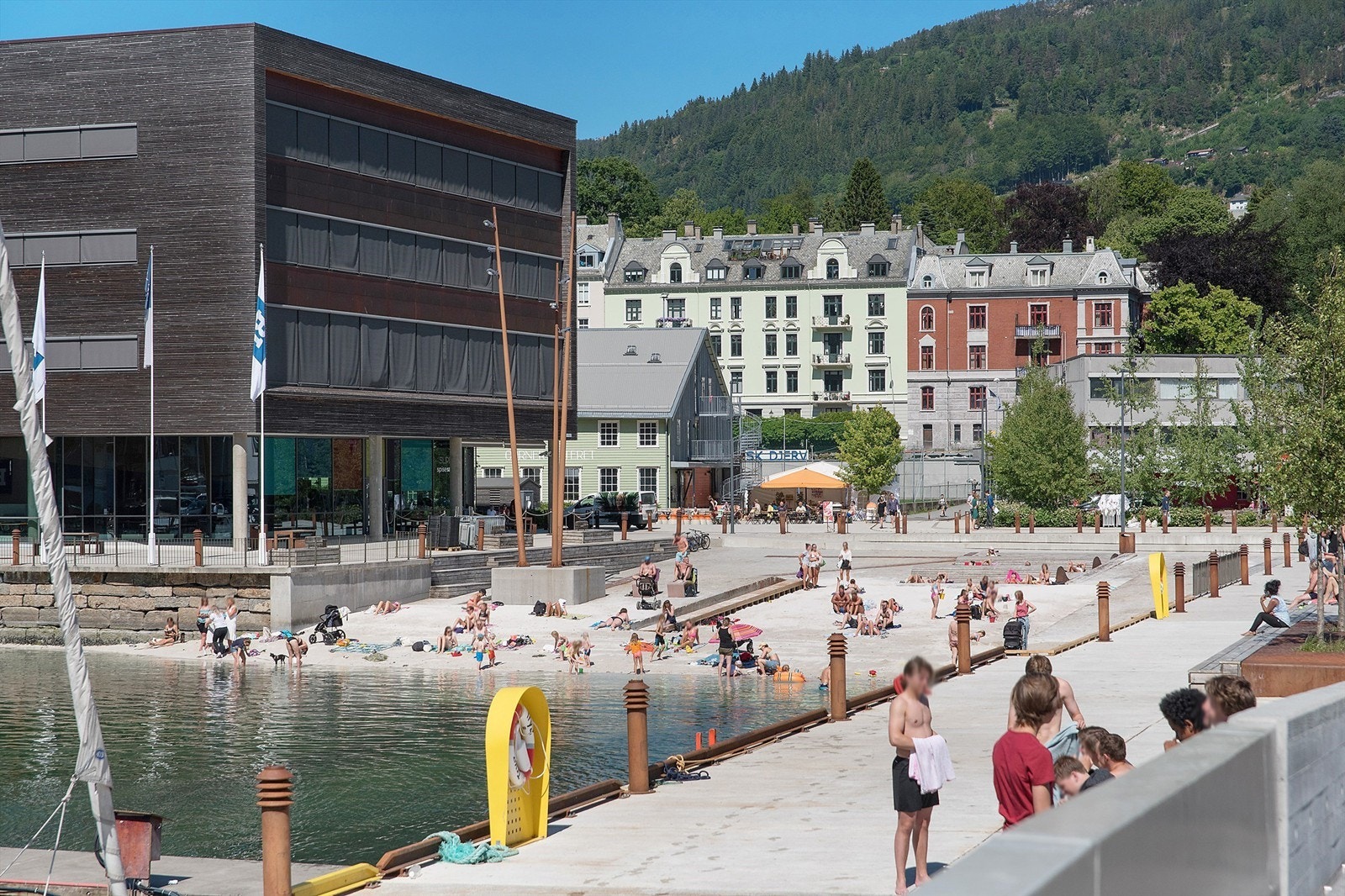 - Her finner du også den populære bystranden - Galleribilde