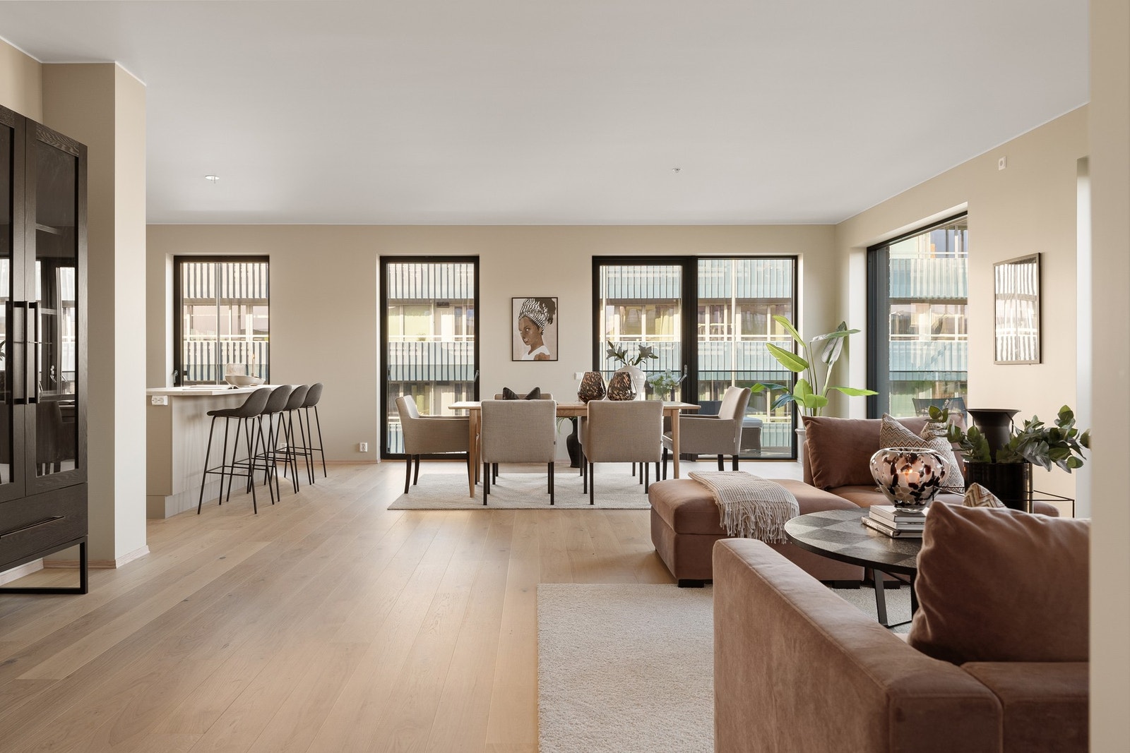 Leiligheten nyter et moderne preg med tidsriktige material- og fargevalg Galleribilde