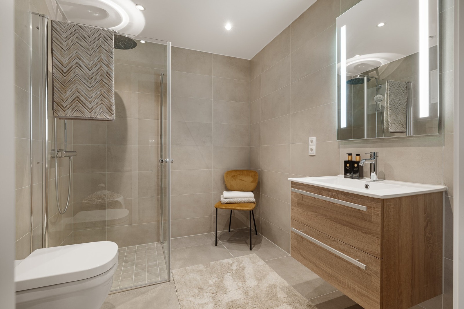 Leiligheten har 2 bad, hvor det ene badet har direkte tilknytning til leilighetens hovedsoverom Galleribilde