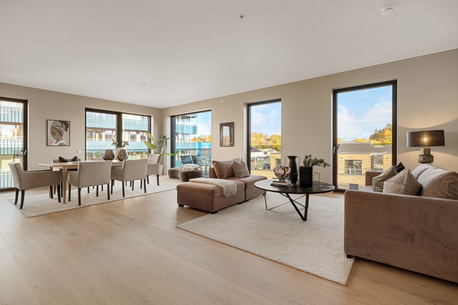 Hjørnebeliggenheten bidrar til at leiligheten er lett å innrede med flere sittegrupper. Galleribilde