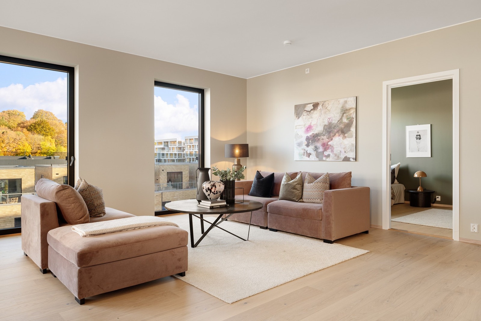 Store vindusflater om gir mye lys og en god romfølelse Galleribilde