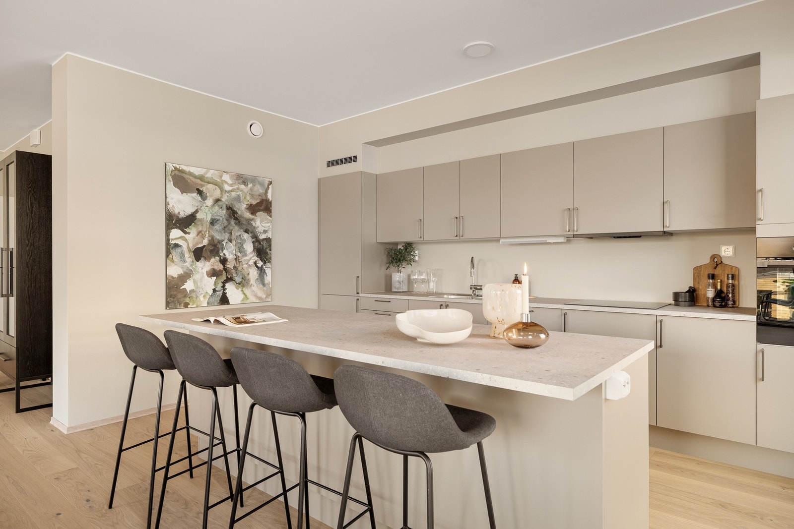 Lekkert kvalitetskjøkken fra HTH med integrerte hvitevarer Galleribilde