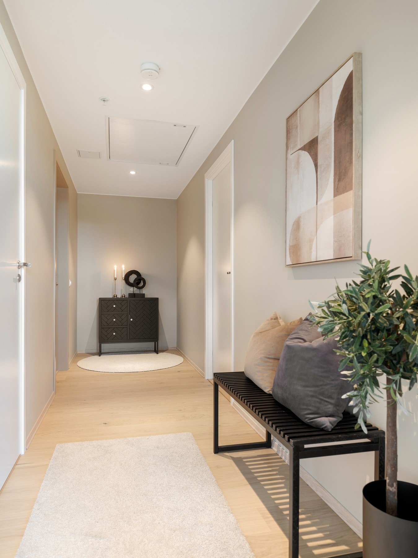 Entrè med downlights i himling Galleribilde