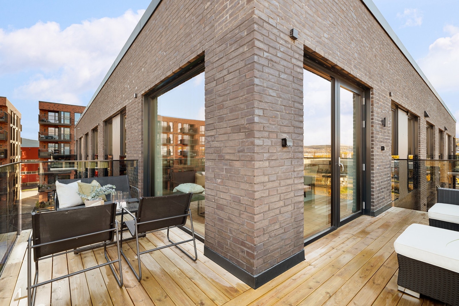 Solrik balkong med plass til ønsket utemøblement Galleribilde