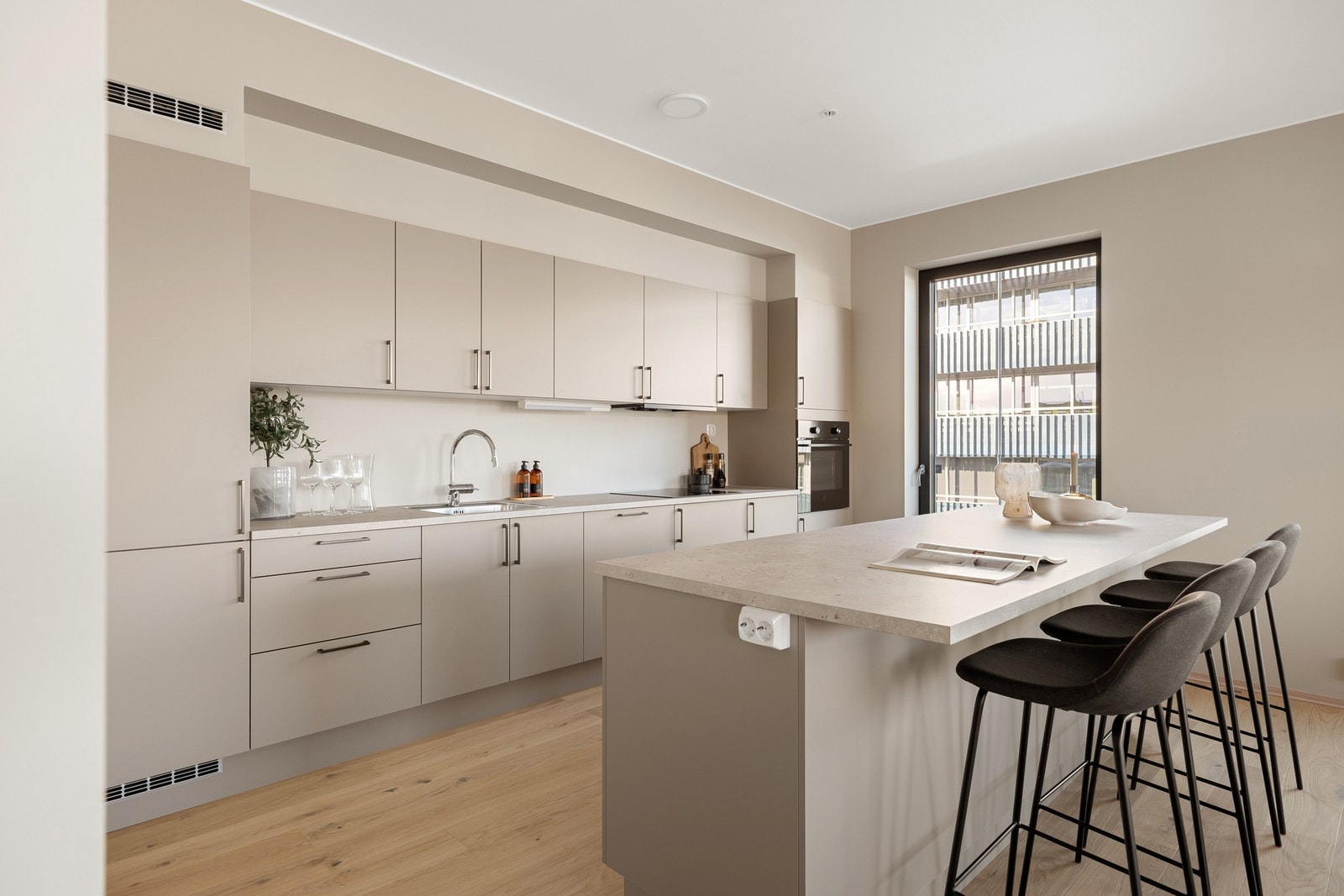 Rikelig med skap- og benkeplass Galleribilde