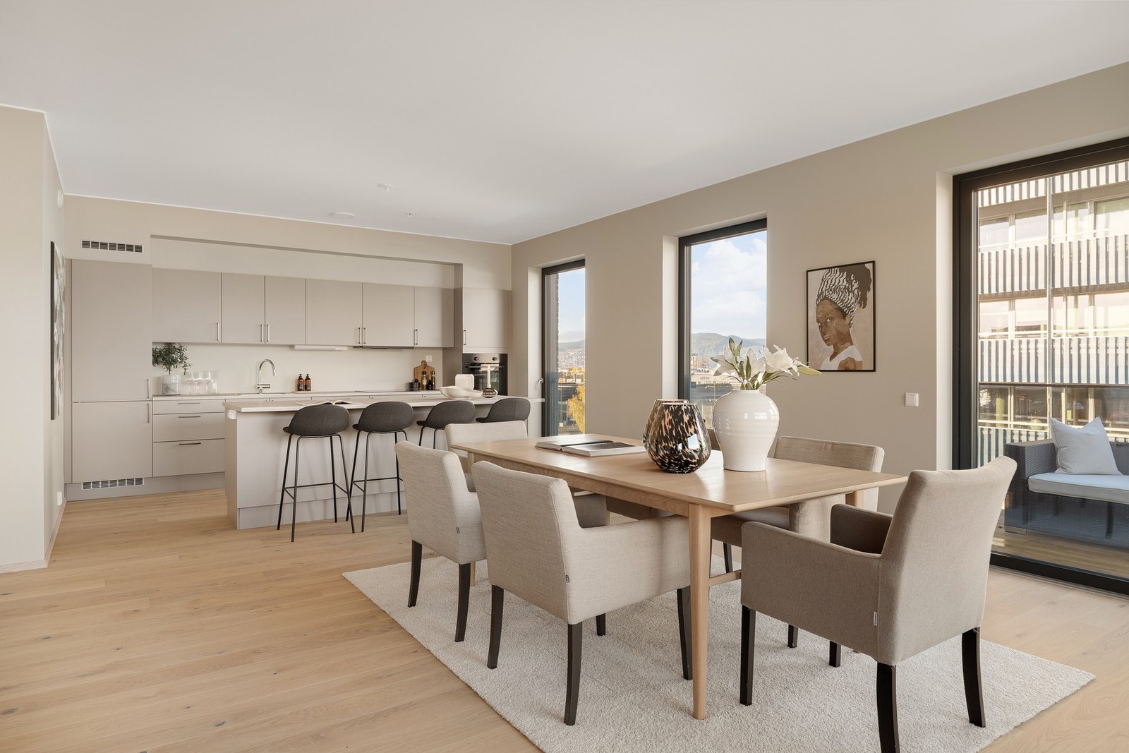 Naturlig skille mellom stue og kjøkken som gir flere soner i boligen. Galleribilde