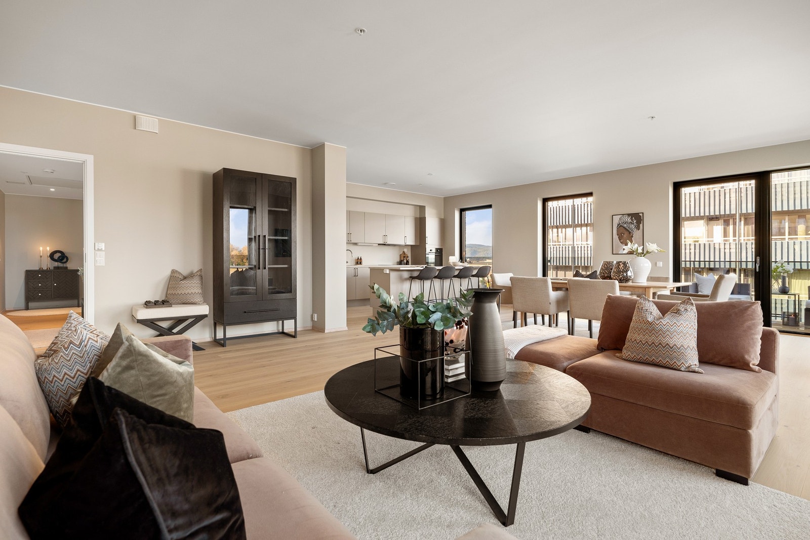 Åpen stue- kjøkkenløsning på 61 kvm 1- stavs parkett og listefri overgang mellom vegg og tak Galleribilde