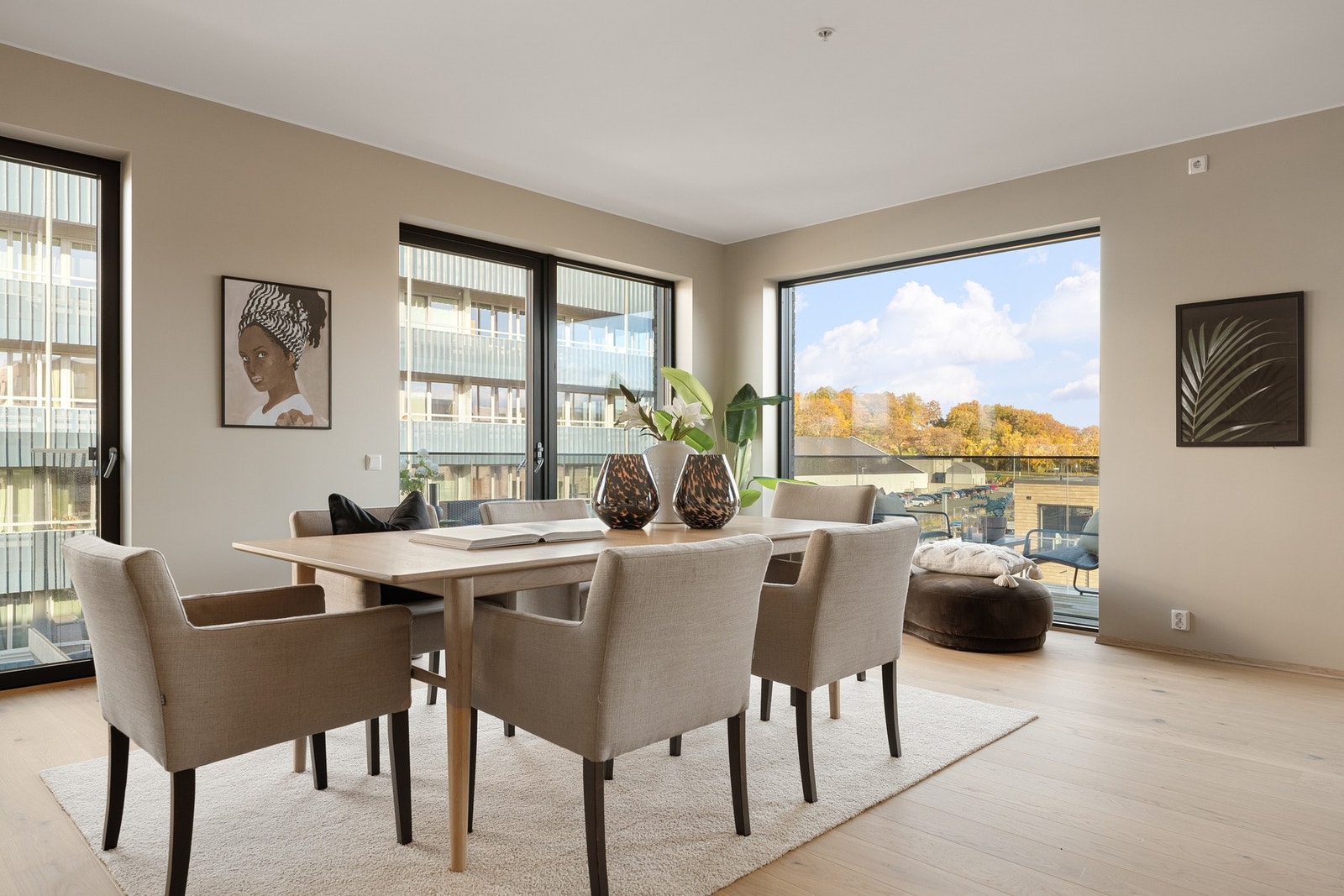 God plass til et koselig spisebord for sosiale sammenkomster Galleribilde