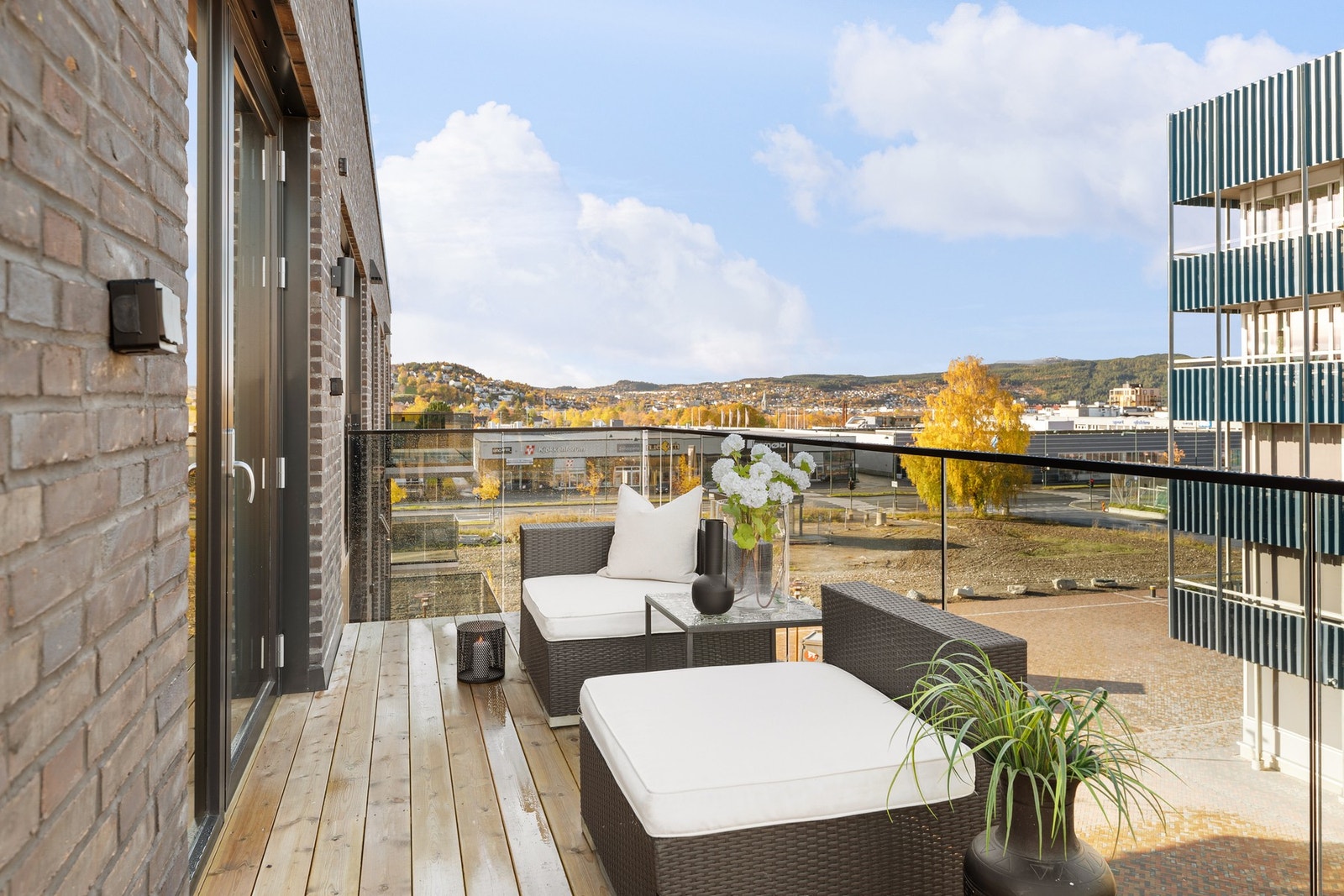 Balkongen er på 17 kvadratmeter, og er ypperlig å benytte i sommerhalvåret. Galleribilde