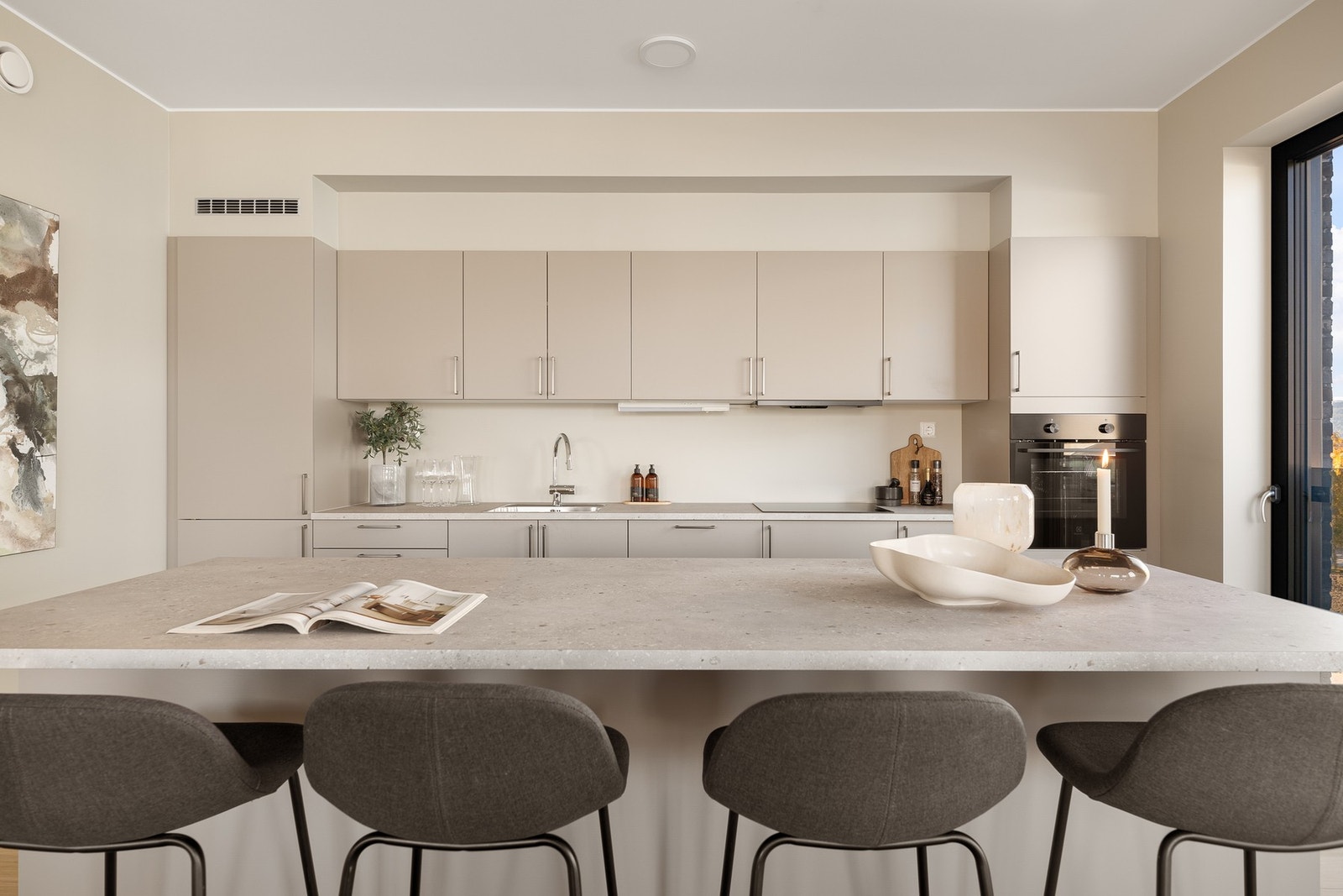 Flott kjøkkenøy som fungerer som et sosialt samlepunkt i leiligheten Galleribilde