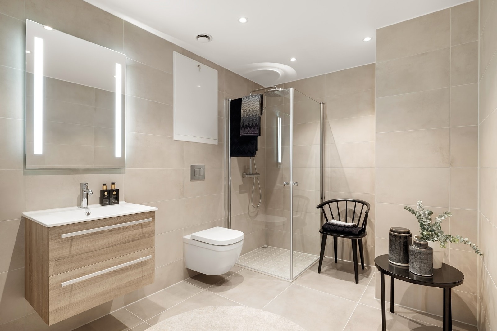 Delikat bad med varme i gulv og downlights i himling Galleribilde