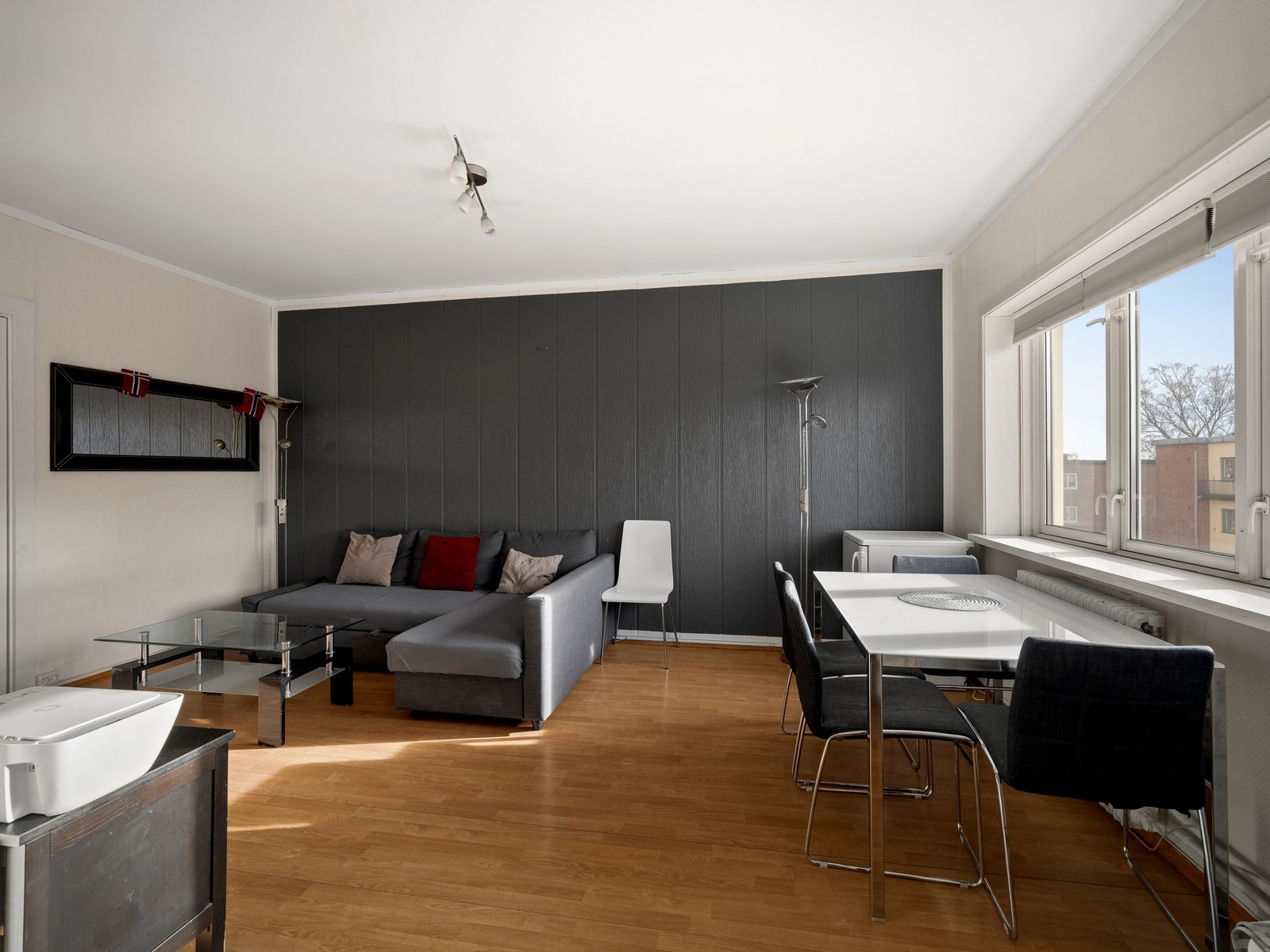 Stue av god størrelse med plass til egen spisestuedel ved kjøkkenet. Galleribilde