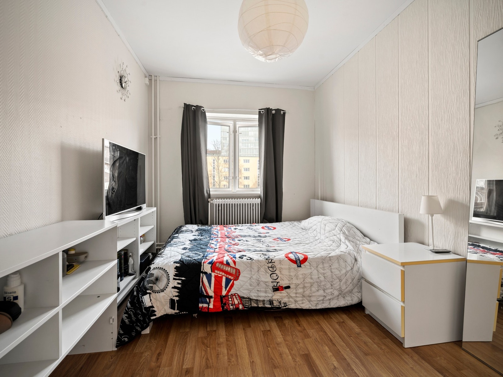 Hovedsoverom av god størrelse med god plass til dobbeltseng og oppbevarings møblement. Galleribilde