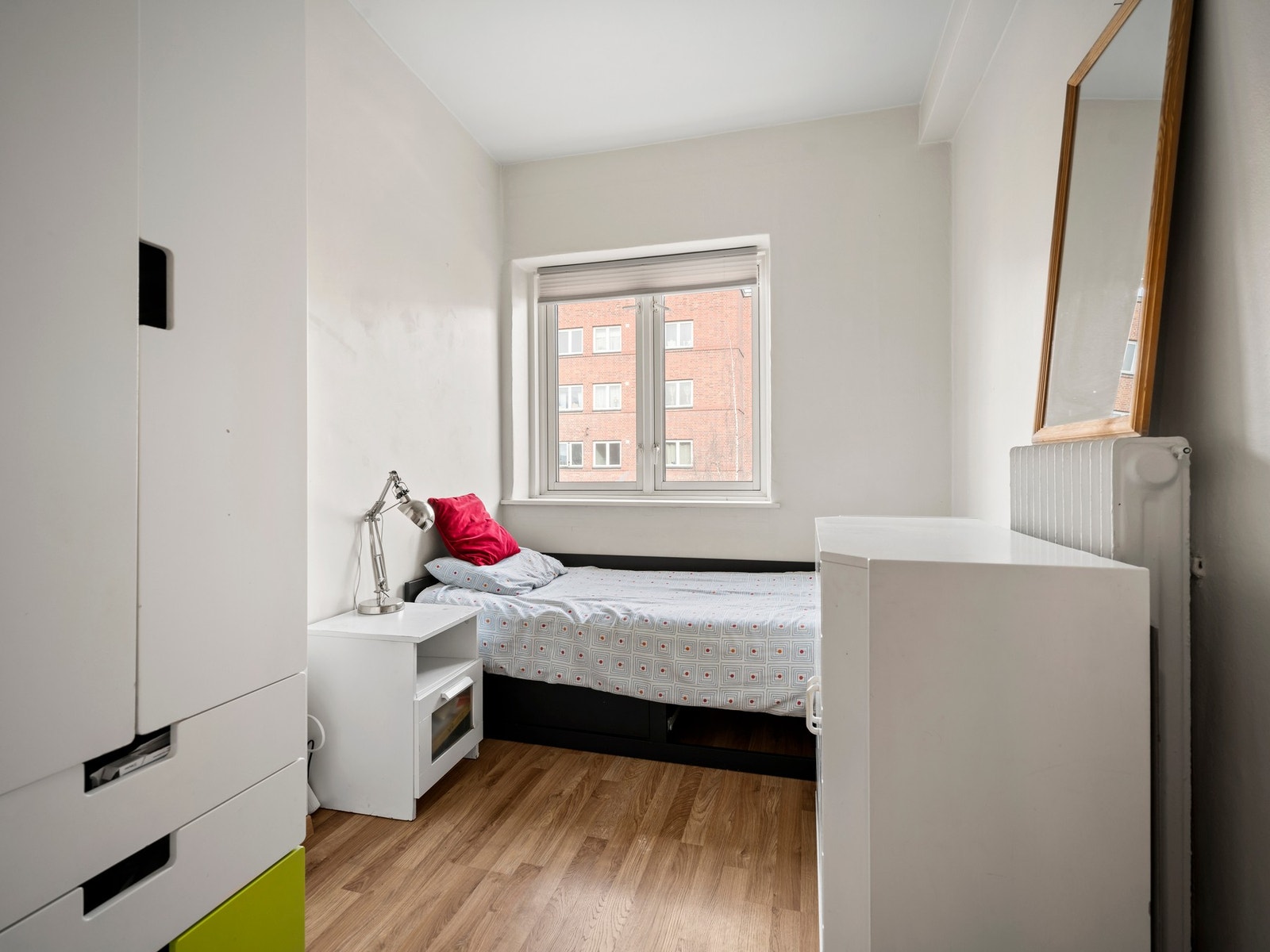 Soverom 1 med god plass til seng og garderobeskap Galleribilde