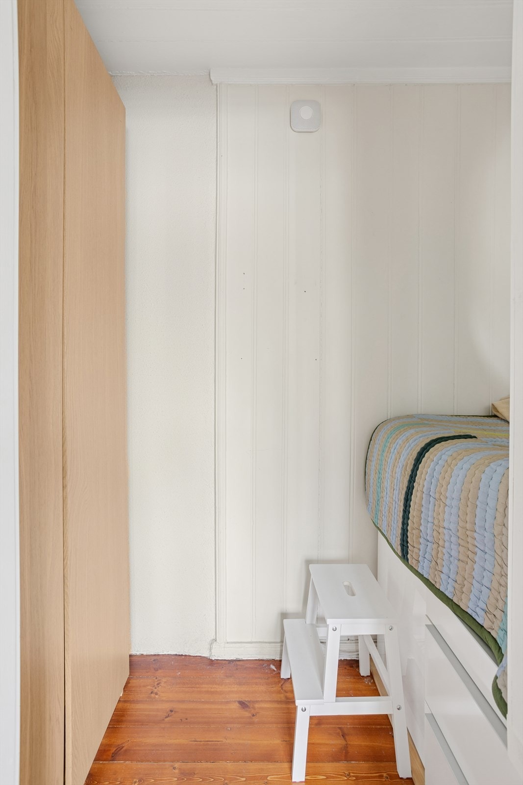 Sengen har mål på 120x200 og kan medfølge salget. Galleribilde