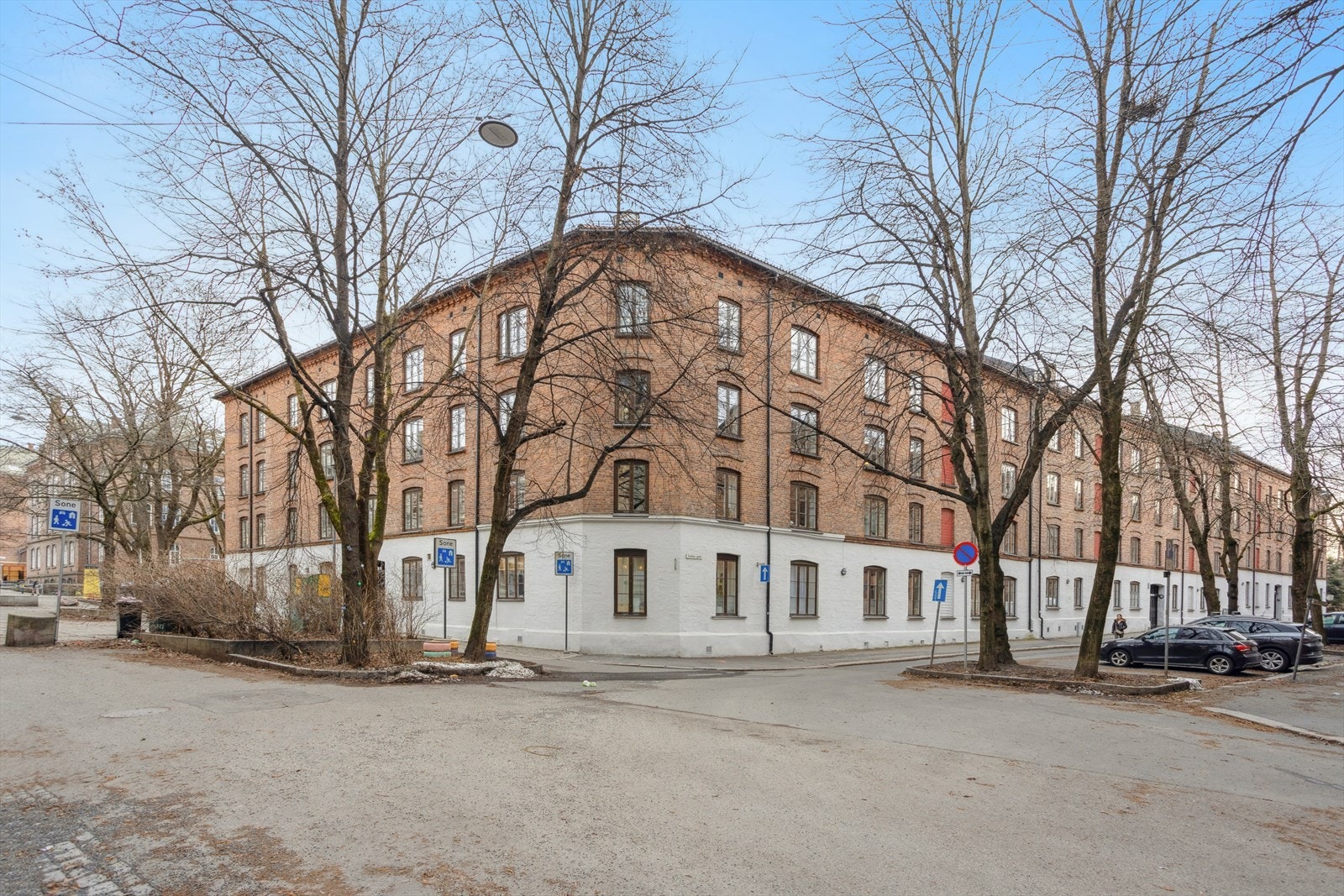 Eiendommen ligger i et meget populært og sentralt boligområde i "Gråbeinkvartalet" på Sofienberg i Oslo, like ved Botanisk hage. Galleribilde