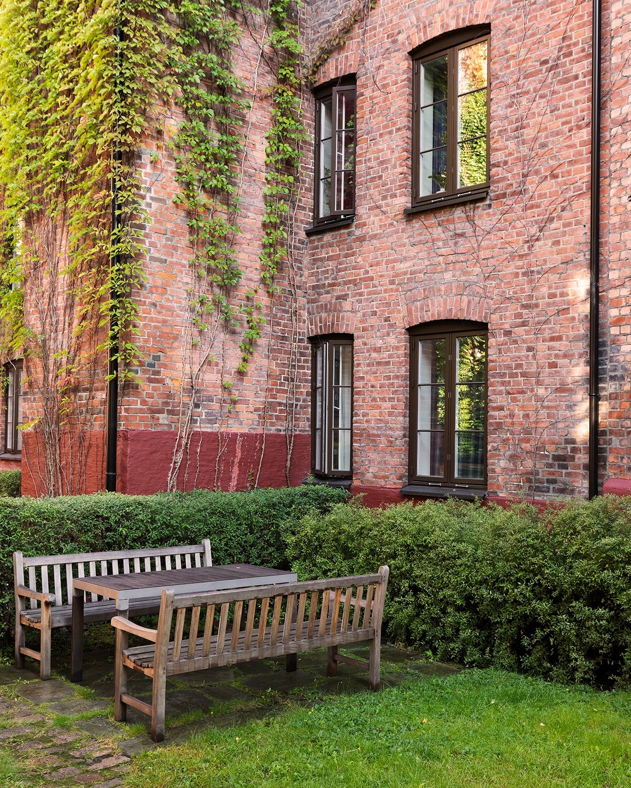 Eiendommen er en del av de historiske Gråbeingårdene. Disse ble renovert i 1980-83, og da ble de små leilighetene slått sammen færre og større boenheter Galleribilde