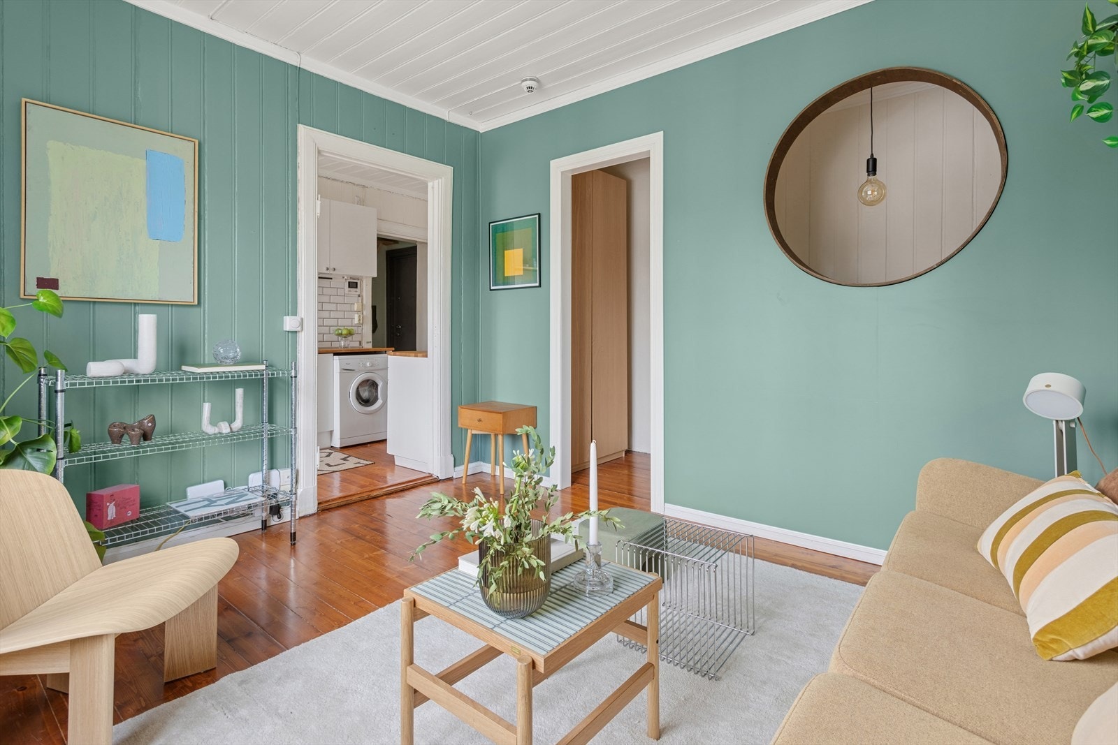 Lys og romslig stue med god plass til sofagruppe med øvrig stuemøblement. Galleribilde