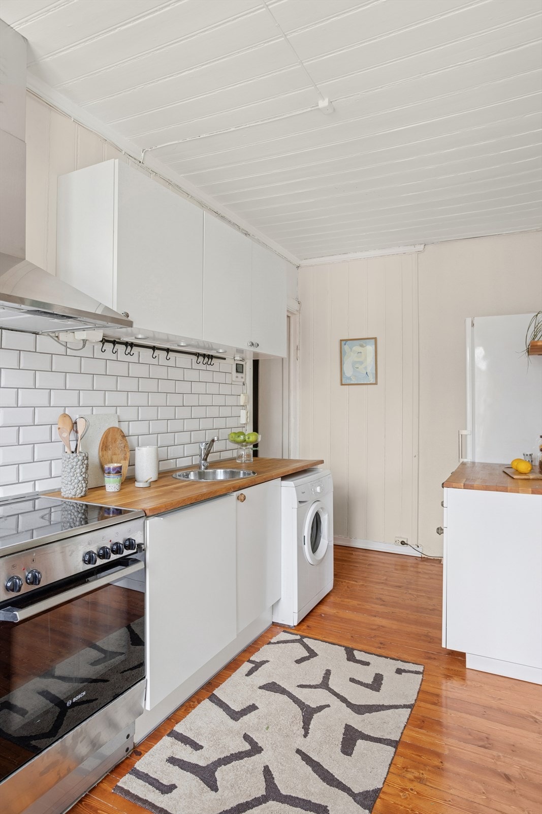 Det er integrert oppvaskmaskin samt opplegg for komfyr, vaskemaskin og kjøl/frys, samt veggmontert avtrekksvifte. Galleribilde