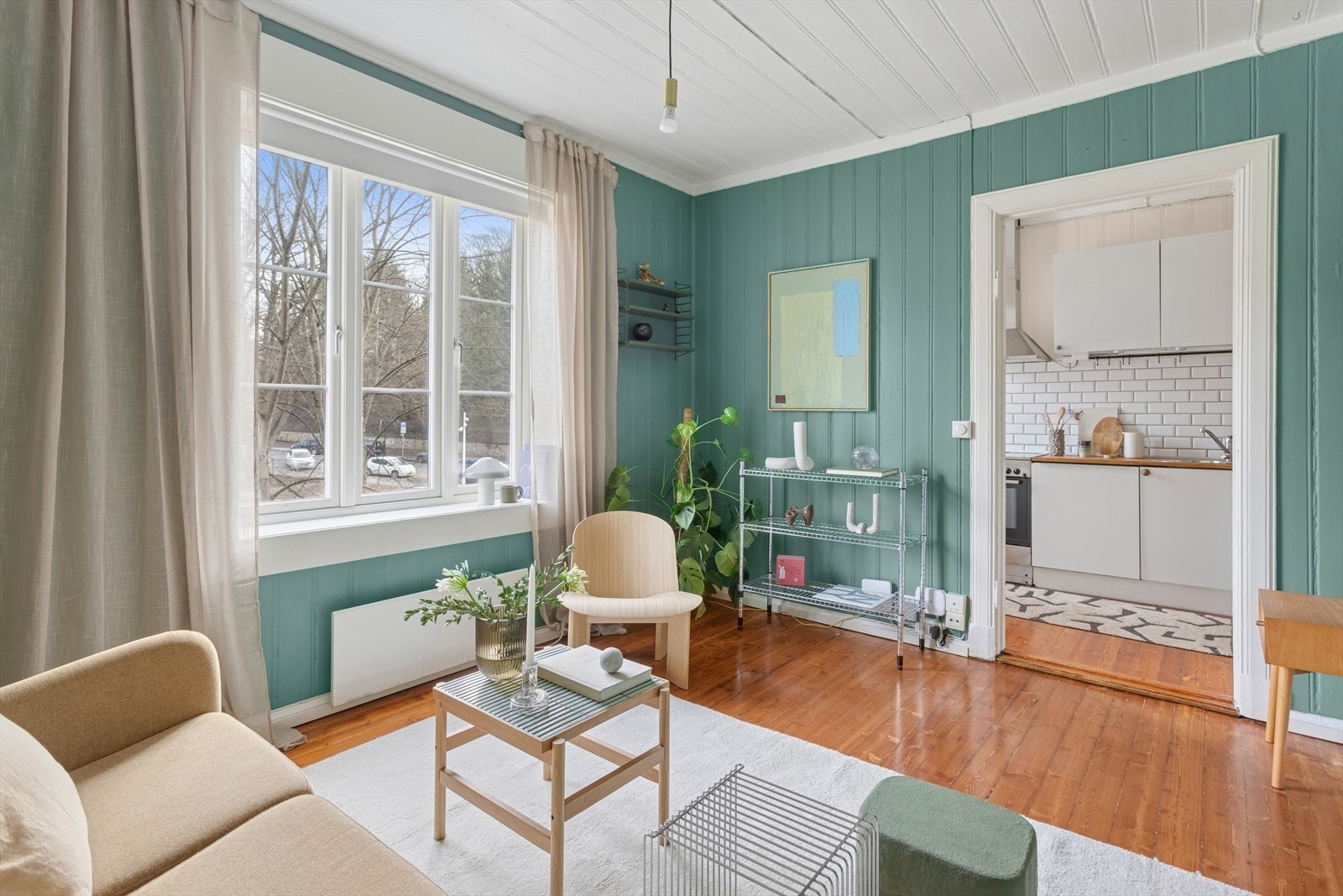 Stuens størrelse gjør rommet enkelt å møblere og har flere møbleringsmuligheter. Galleribilde