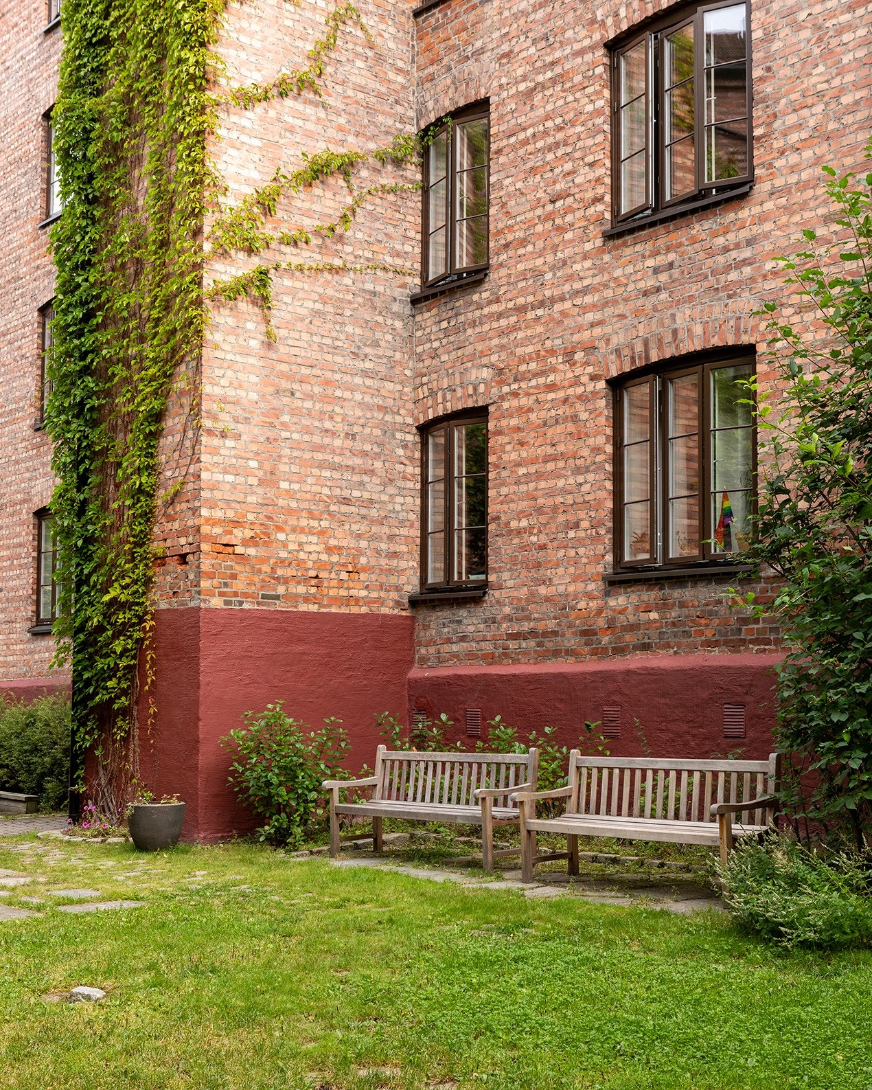 I en av de mange sittegruppene i bakgården kan du trekke deg tilbake i fred og ro, selvom du bor midt i byen Galleribilde