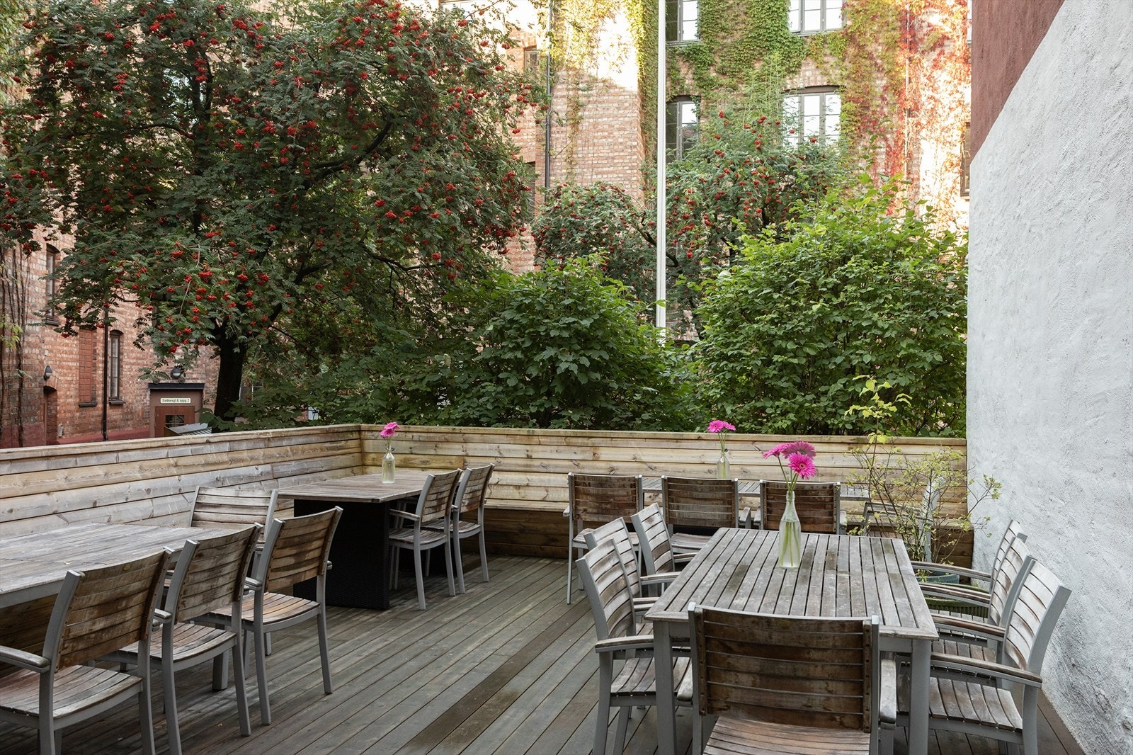 Det er flere ulike soner i bakgården. Her kan du lese en god bok eller samle venner til sosiale lag Galleribilde