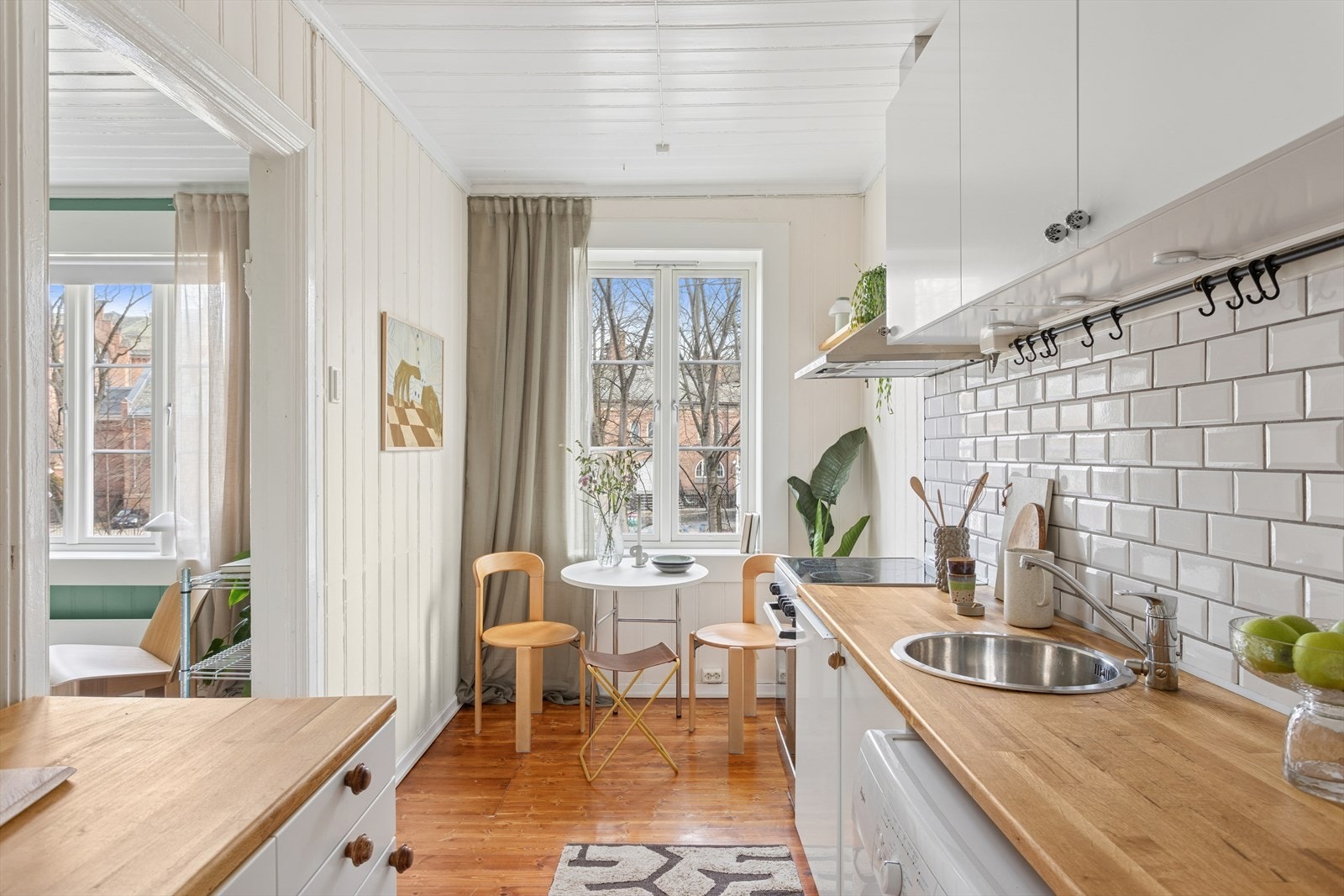 Kjøkkenet har som øvrige deler av boligen heltregulv og veggpanel malt i en lys, tidsriktig tone. Galleribilde