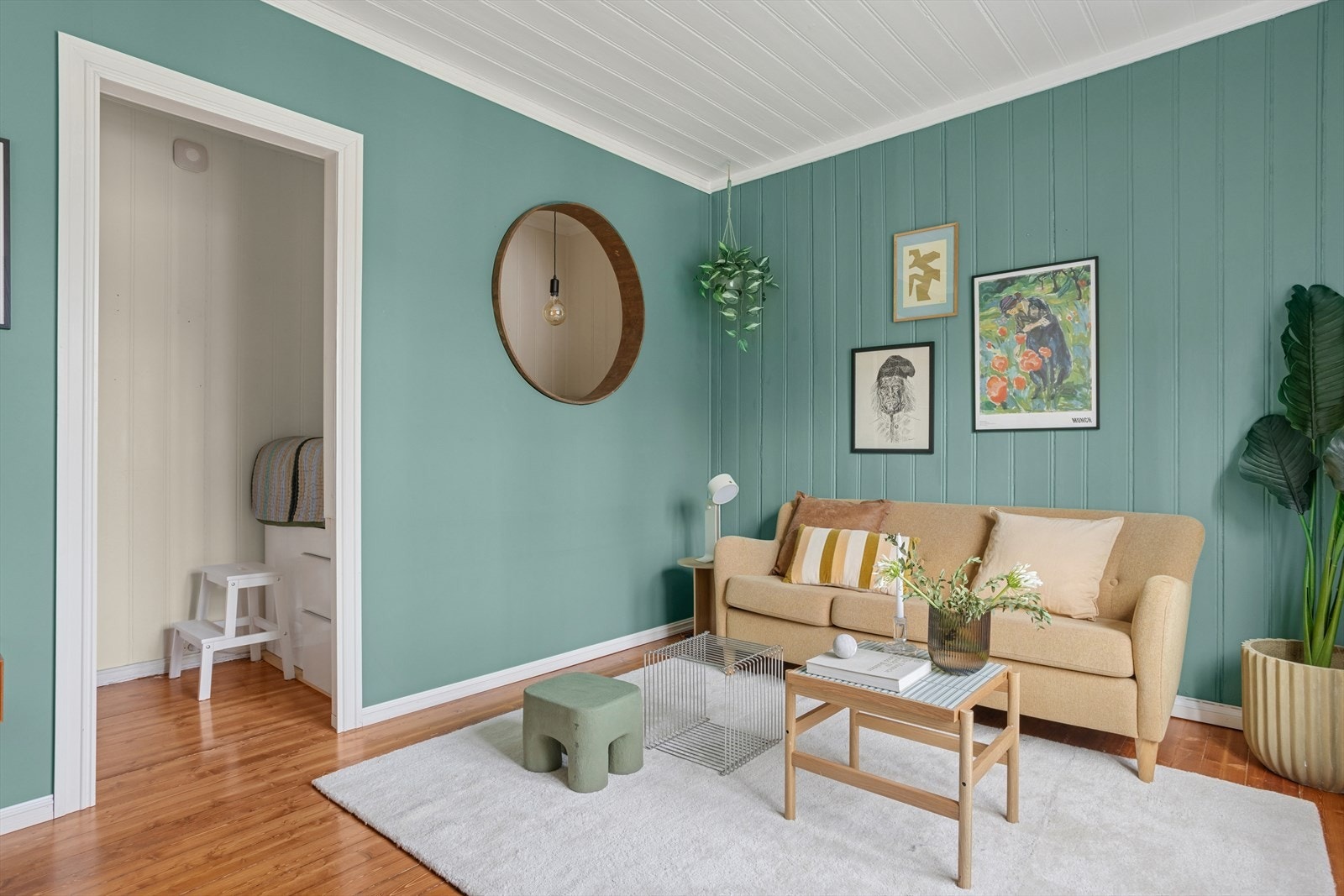 Fra stuen er det praktisk og adskilt sovealkove. Galleribilde