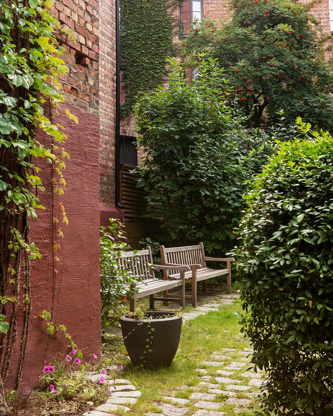 Flotte opparbeidede grøntareaaler i bakgården. Galleribilde