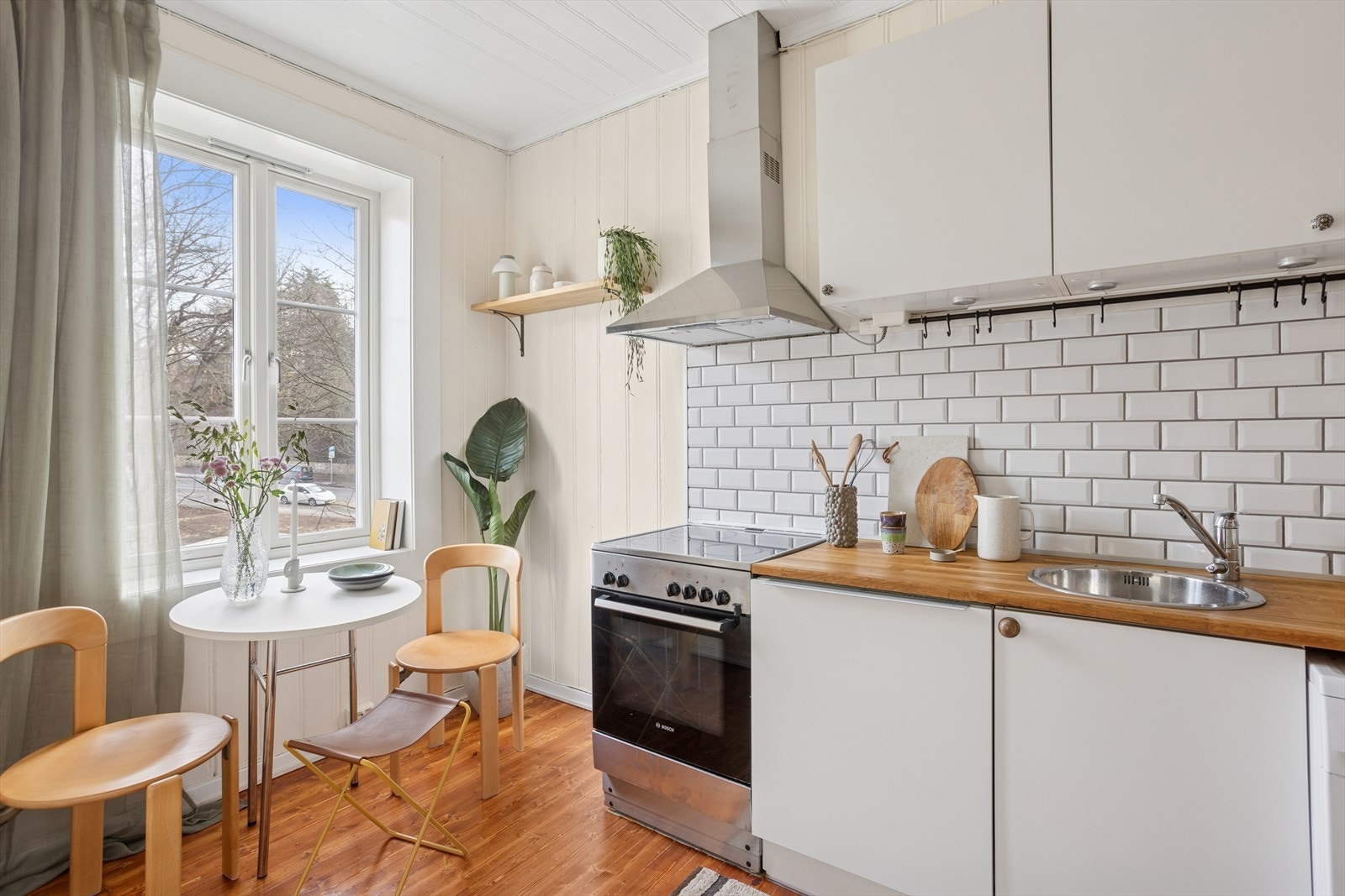 Separat kjøkken med innredning på to sider. Galleribilde