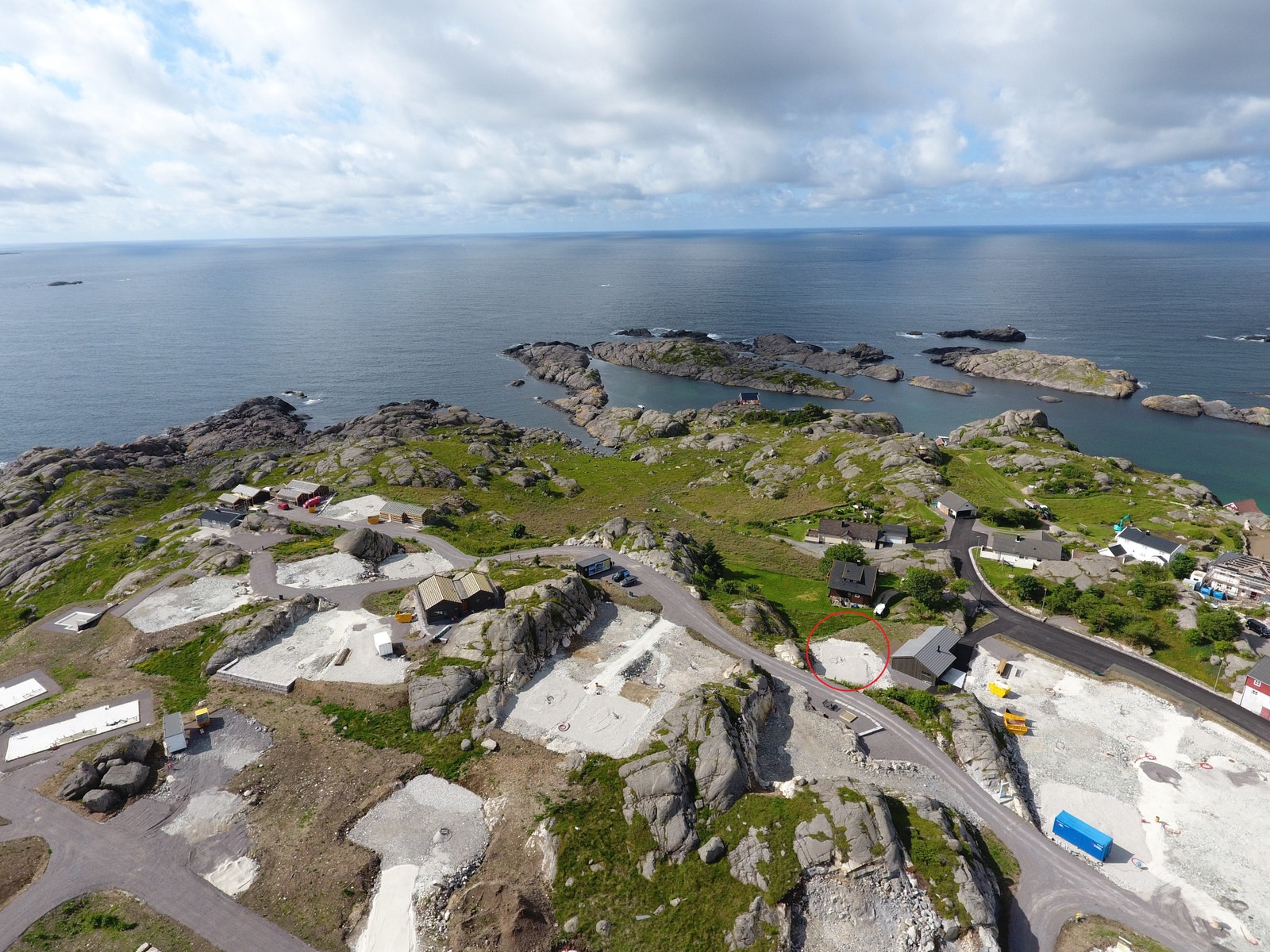 Tomten er allerede ferdig opparbeidet, hytten leveres nøkkelferdig, antatt ca. 12 mnd. etter signert kontrakt. Galleribilde