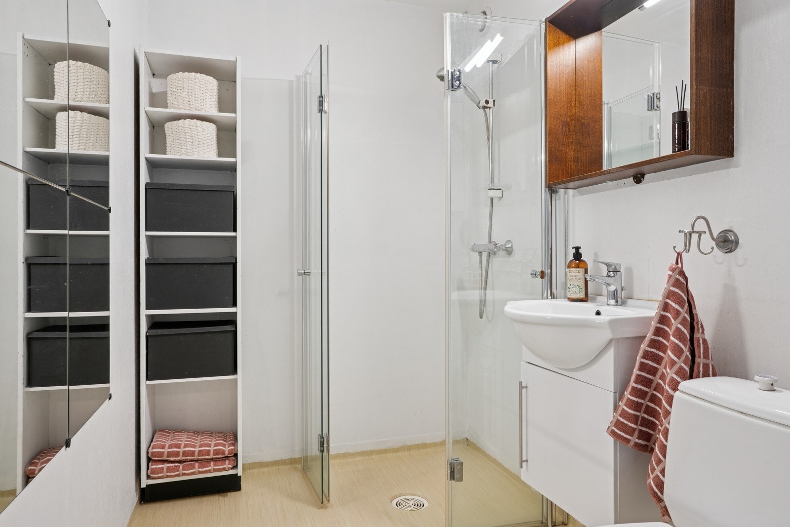 Stort og praktistisk bad med egen vaskeromsdel Galleribilde