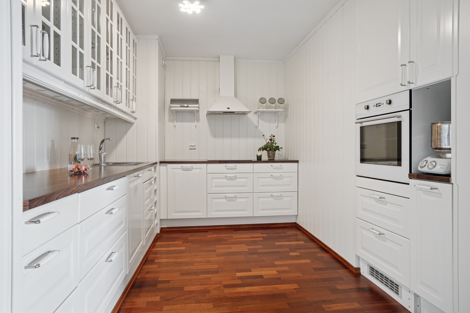 Moderne kjøkken med integrerte hvitevarer Galleribilde