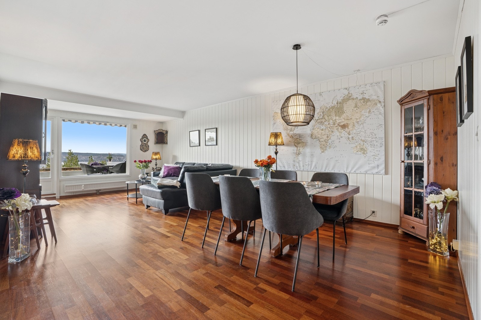 Stuen er romslig og har god plass til både sofagruppe og spisestue Galleribilde