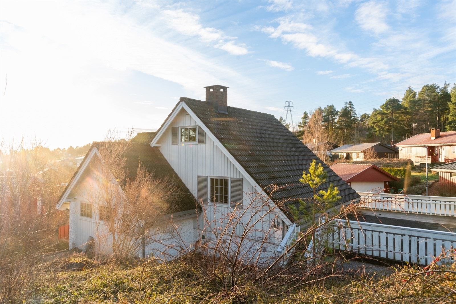En innholdsrik og hyggelig enebolig med oppgraderingsbehov, med en attraktiv og barnevennlig beliggenhet på Hovet, ca. 7 km fra Porsgrunn sentrum. Galleribilde