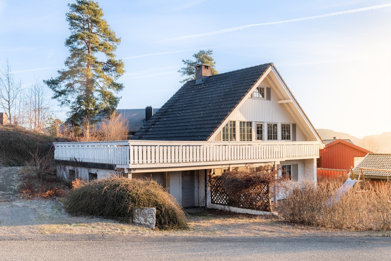 Eiendommen har parkering på gårdsplass og i garasje. I hagen er det også god boltreplass for store og små. Galleribilde