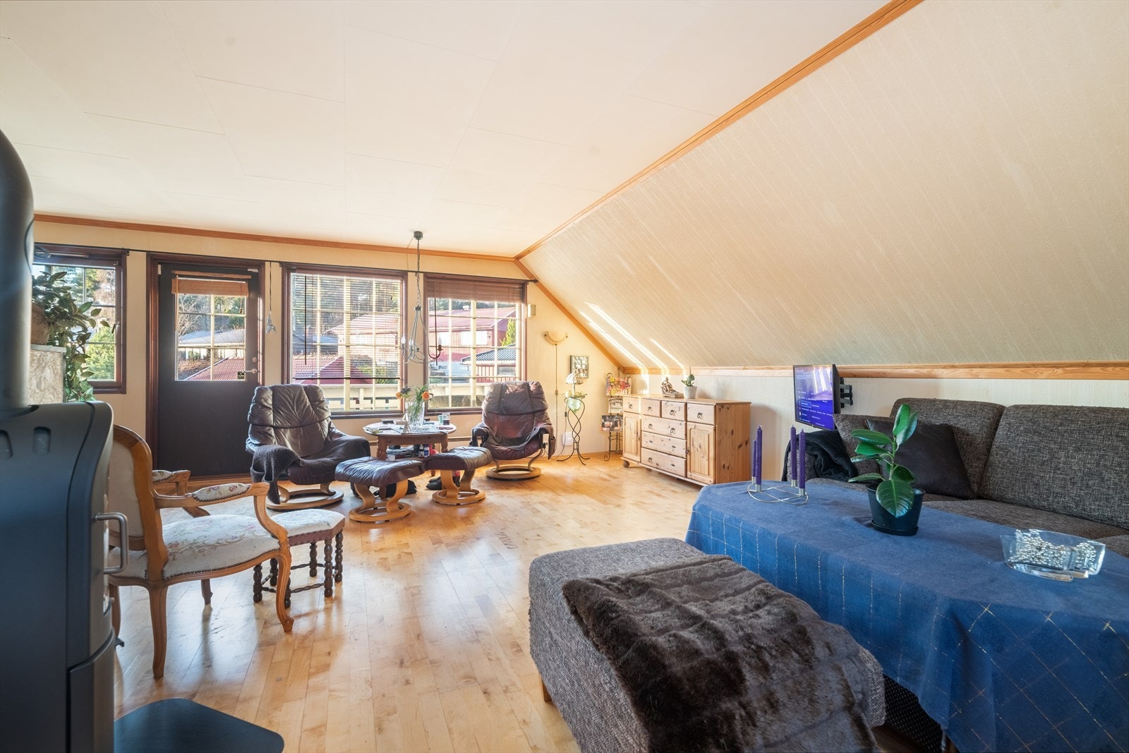 I stuen er det plass til både sofagruppe og spisestue. Galleribilde