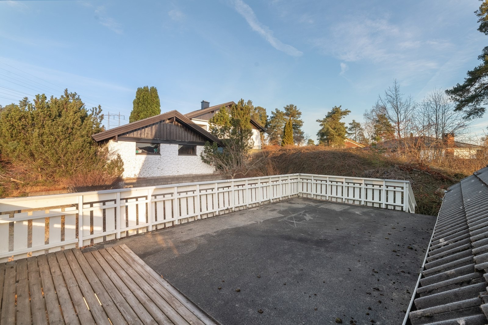 Terrassen har god plass til utemøblement og grill. Galleribilde