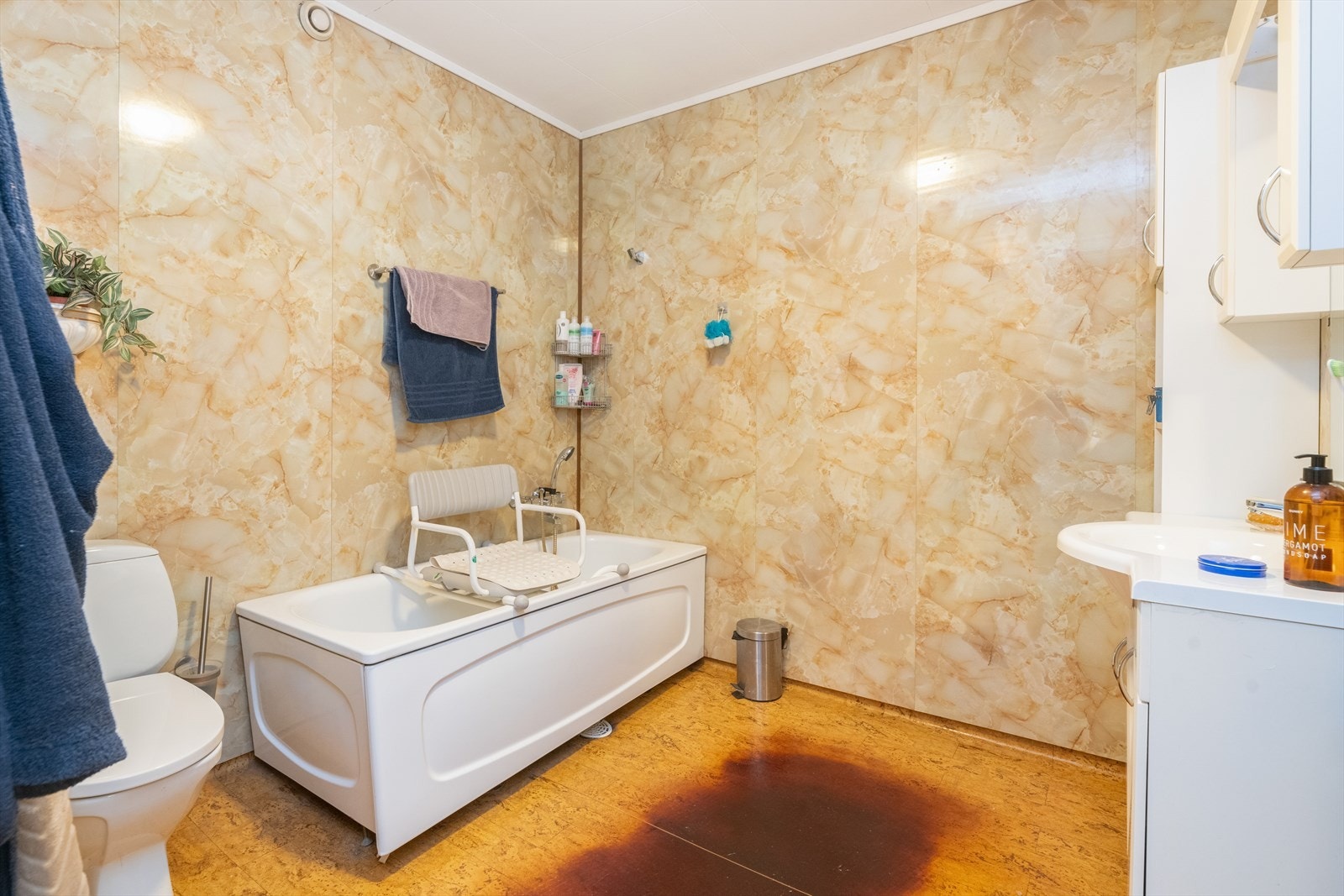 Baderommet inneholder badekar m/ dusj , toalett og servant m/ innredning. Det er varmekabel i gulv og ventilasjon via ventil i vegg. Bygningssakkyndige har merknader på våtrommet. Se vedlagte tilstandsrapport. Galleribilde