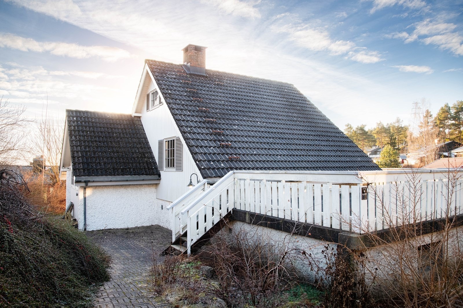 Fra terrassen er det nedgang til hellelagt uteområde. Galleribilde