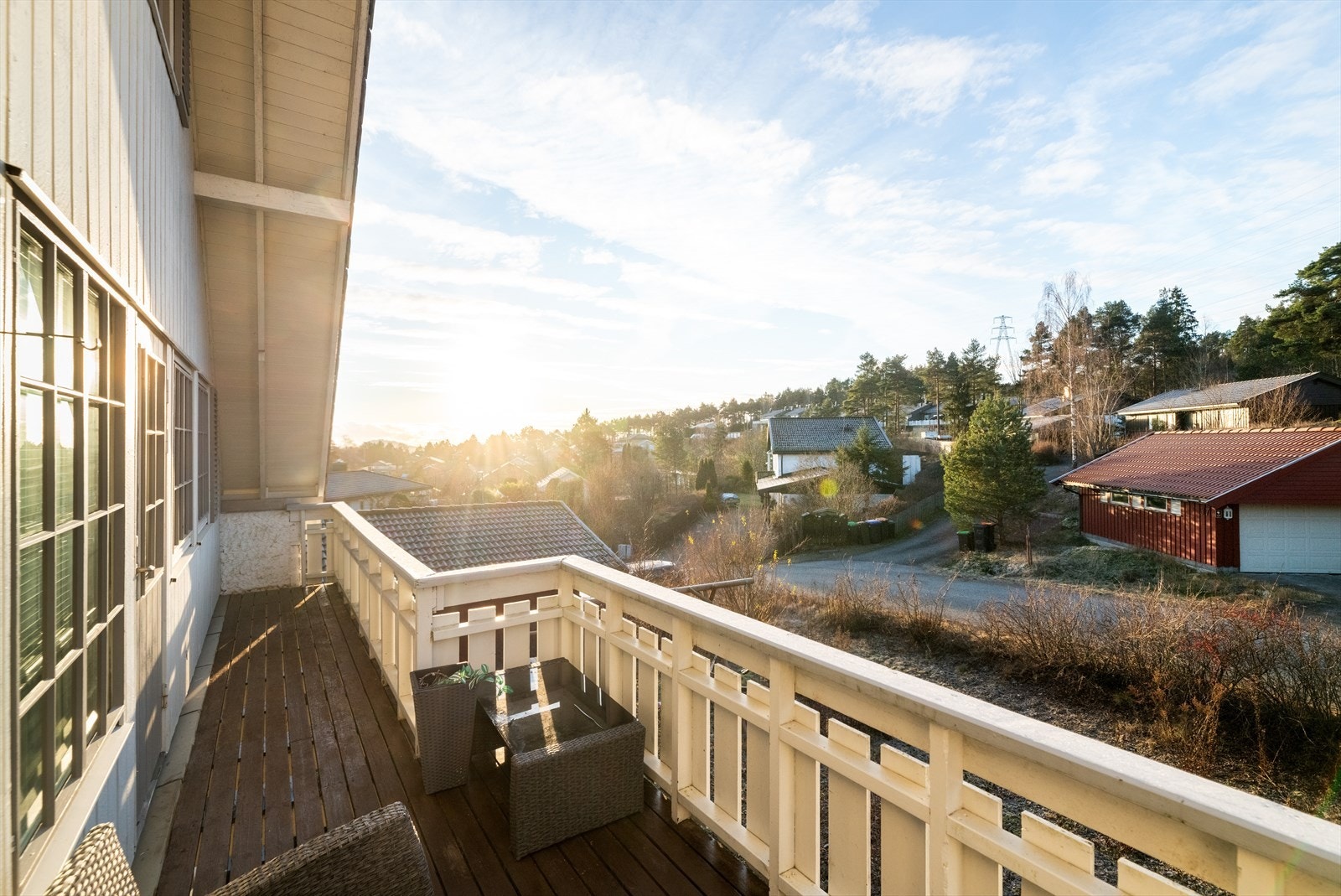 Fra stuen er det utgang til en stor terrasse på 54 m2 med gode solforhold. Galleribilde