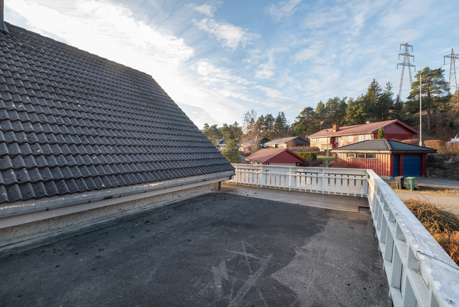 Boligen har en stor terrasse på 54 m2 med gode solforhold. Galleribilde