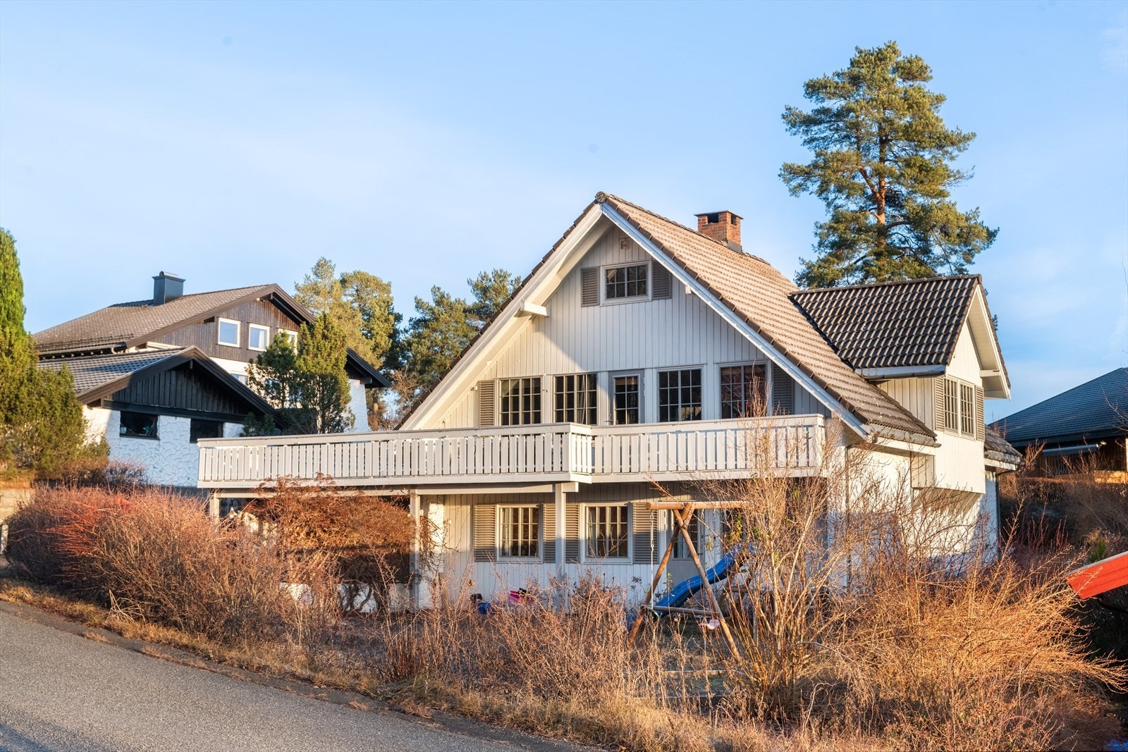 Eiendommen ligger fint til med stor terrasse og gode solforhold. Galleribilde