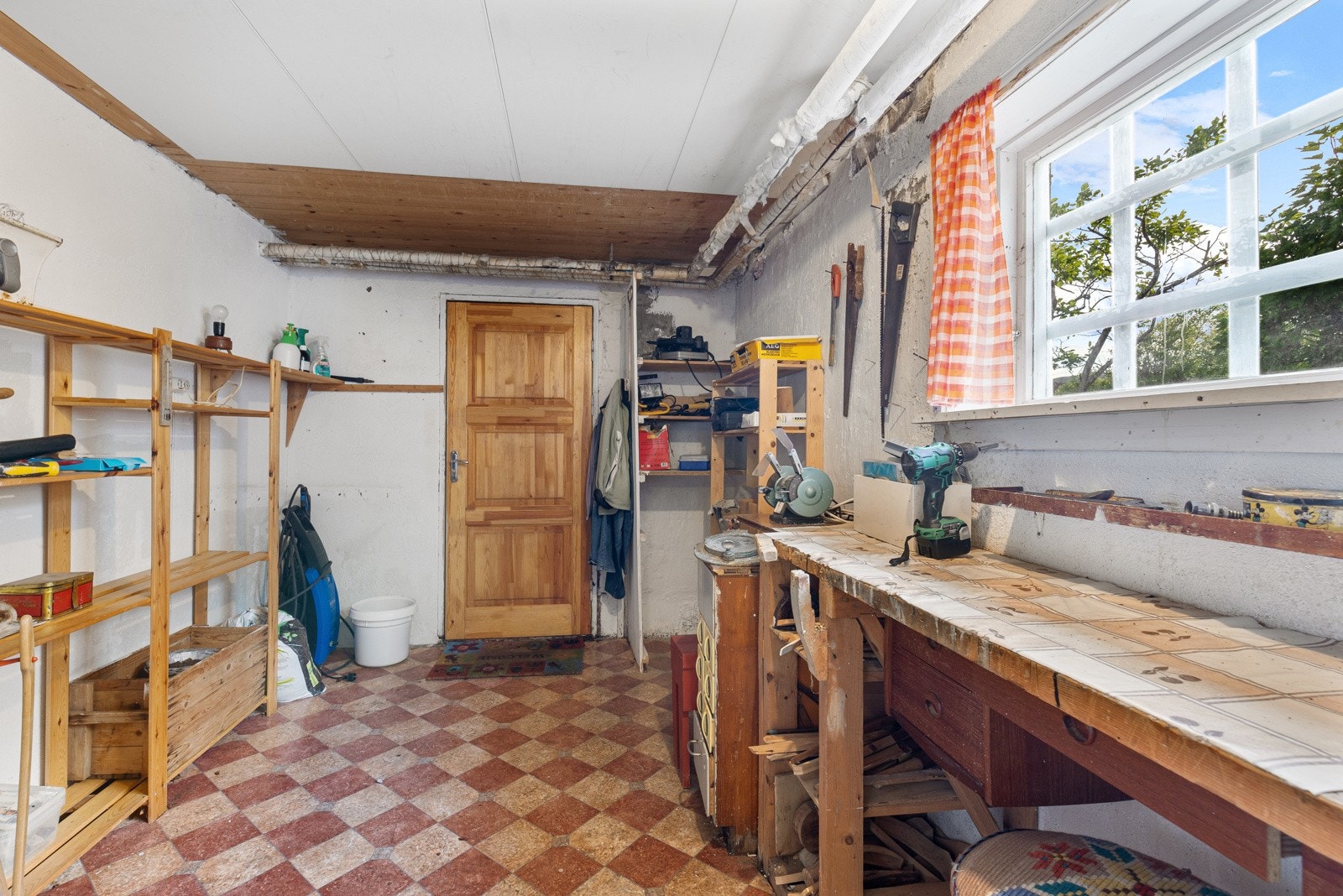 Innvendig bod med gode oppbevaringsmuligheter samt dør direkte til hagen Galleribilde