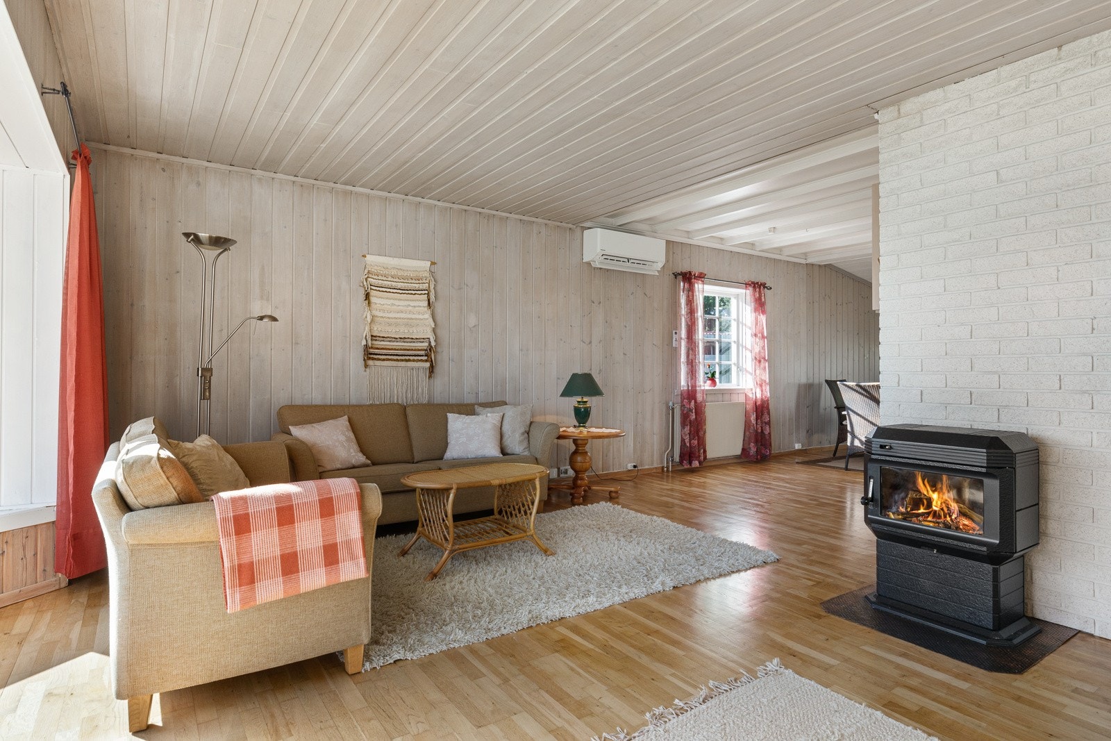 Boligen holder en god og jevn temperatur med både varmepumper og vedovn som varmekilder Galleribilde