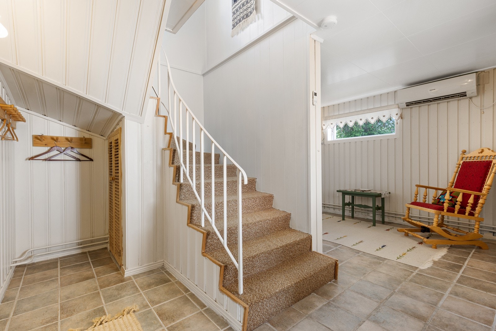 Lys og innbydende entré hvor du enkelt kan henge fra deg yttertøyet Galleribilde